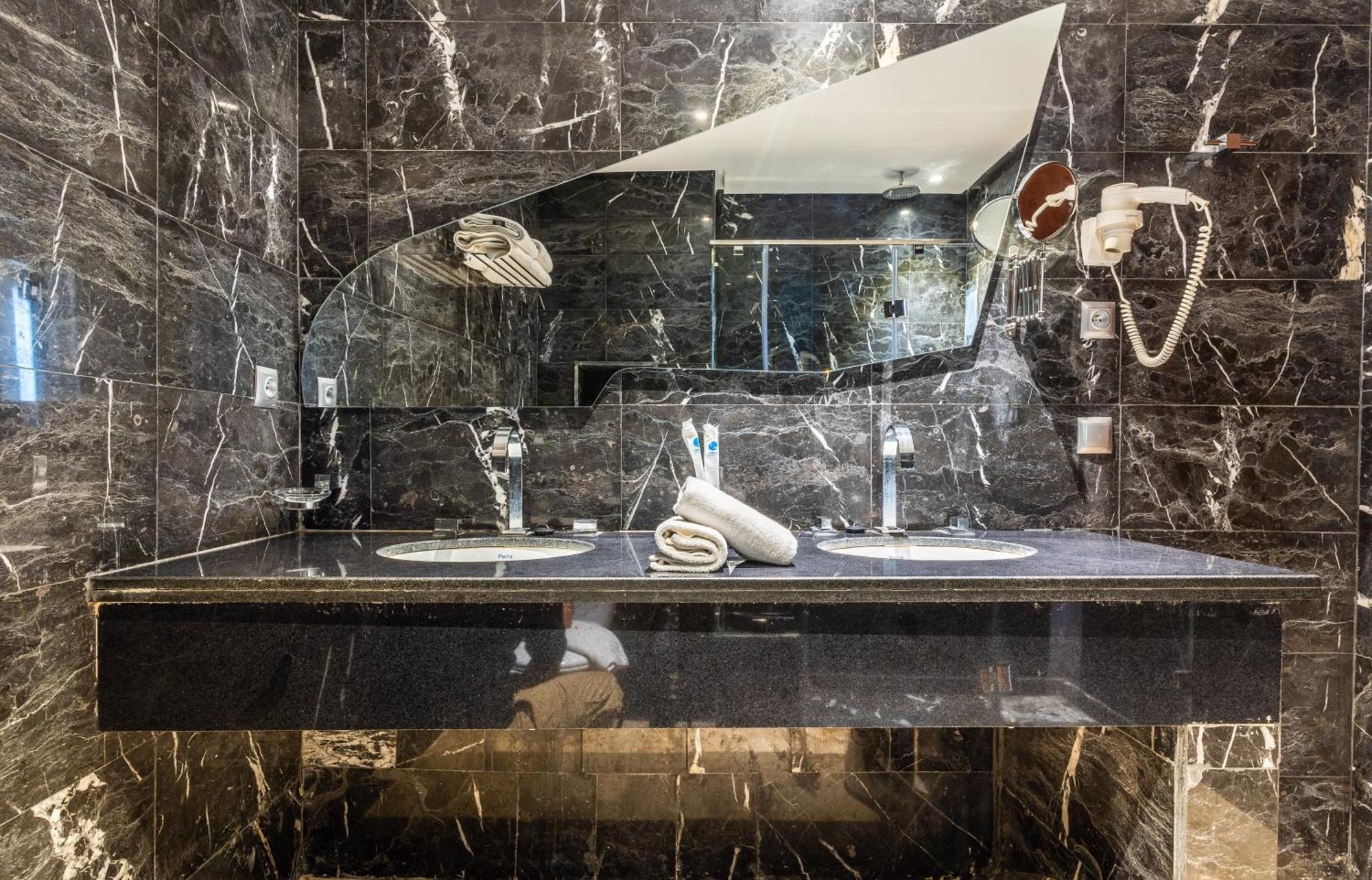 One Hotel Casablanca Kültér fotó Bathroom in a hotel
